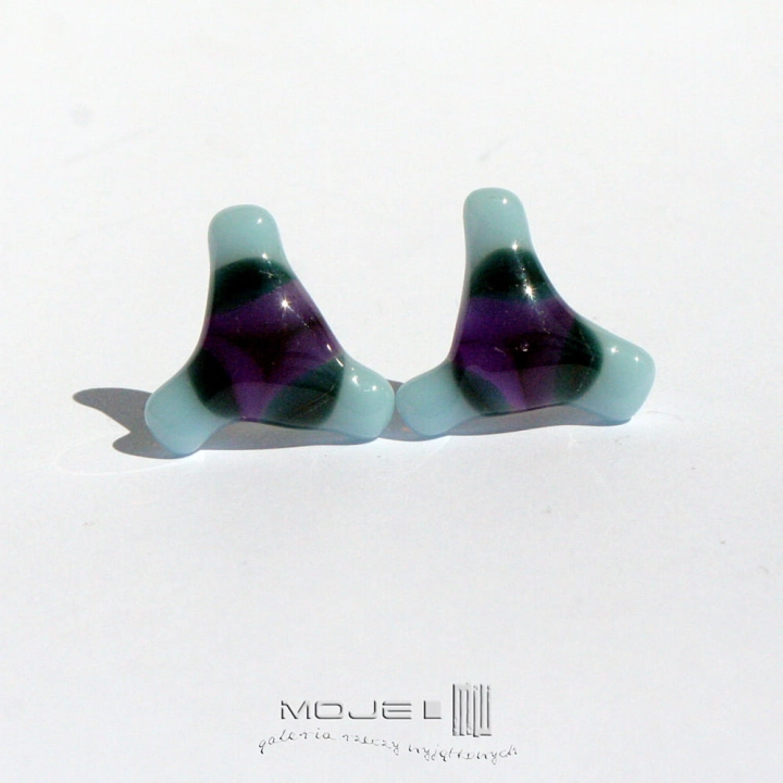 wiatraczki-w-jasnym-turkusie-i-fiolecie-szklane-kolczyki-ze-szkla-fusing-sztyfty-na-lato