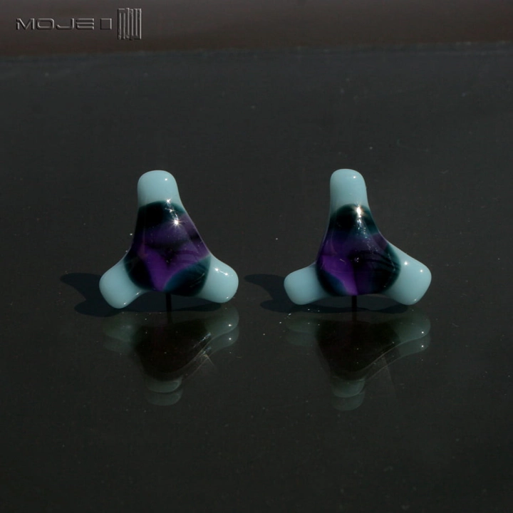 wiatraczki-w-jasnym-turkusie-i-fiolecie-szklane-kolczyki-ze-szkla-fusing-sztyfty-na-lato