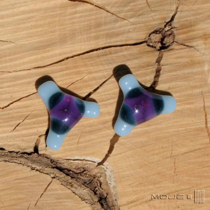 wiatraczki-w-jasnym-turkusie-i-fiolecie-szklane-kolczyki-ze-szkla-fusing-sztyfty-na-lato