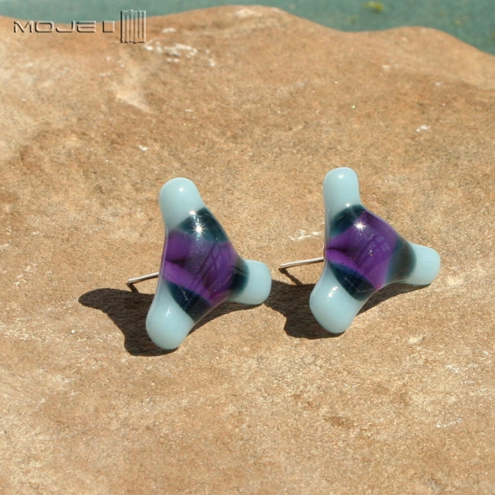 wiatraczki-w-jasnym-turkusie-i-fiolecie-szklane-kolczyki-ze-szkla-fusing-sztyfty-na-lato