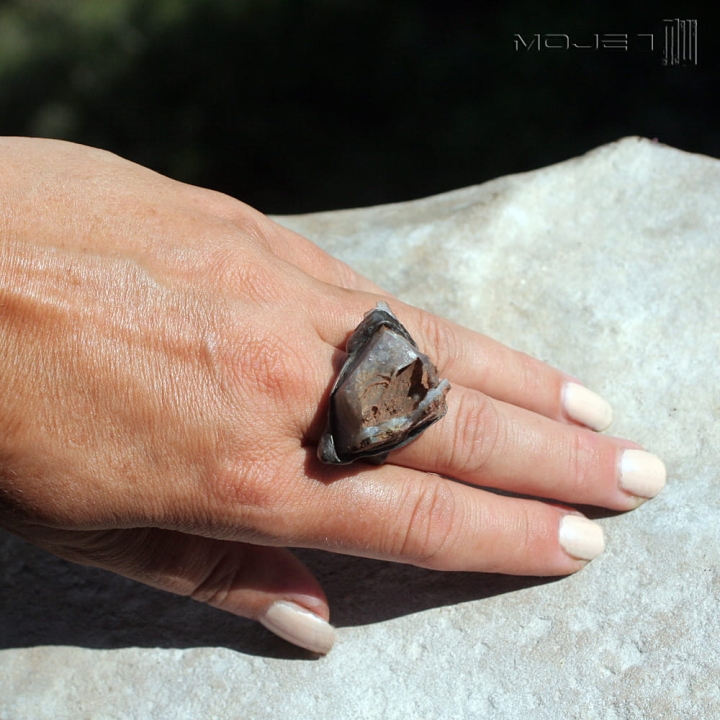 agat-na-ostro-pierscionek-z-surowa-bryla-agatu-kamien-naturalny-miedziana-oprawa-rustykalny-organiczny