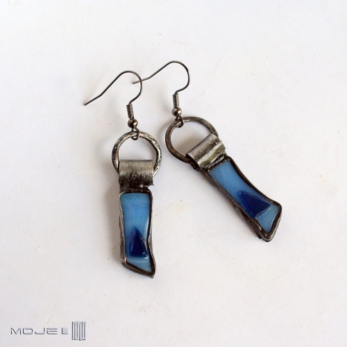 szklaki-w-blekitach-wiszace-kolczyki-ze-szkla-i-miedzi-fusing