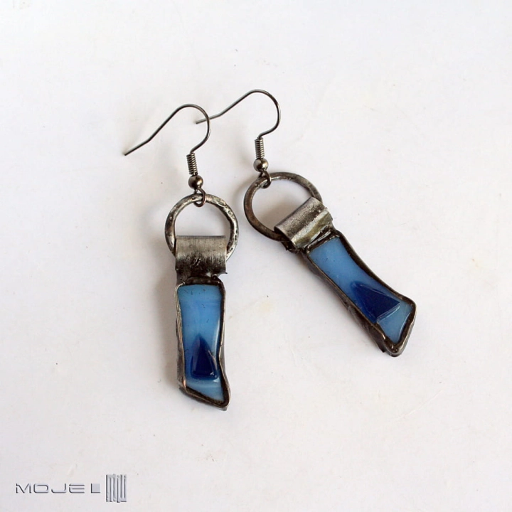 szklaki-w-blekitach-wiszace-kolczyki-ze-szkla-i-miedzi-fusing
