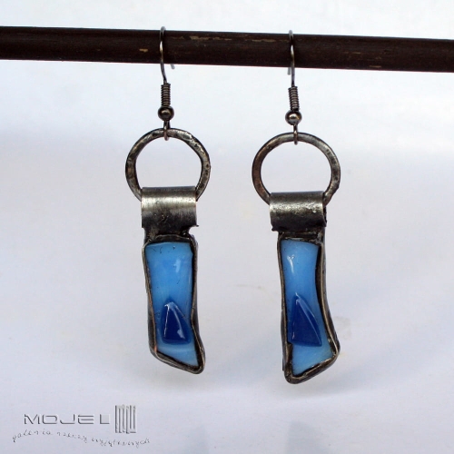 szklaki-w-blekitach-wiszace-kolczyki-ze-szkla-i-miedzi-fusing