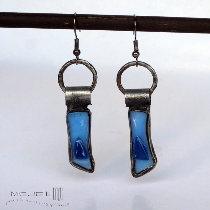 szklaki-w-blekitach-wiszace-kolczyki-ze-szkla-i-miedzi-fusing