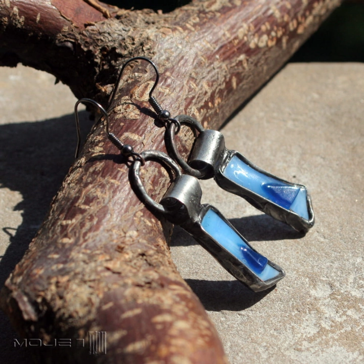 szklaki-w-blekitach-wiszace-kolczyki-ze-szkla-i-miedzi-fusing