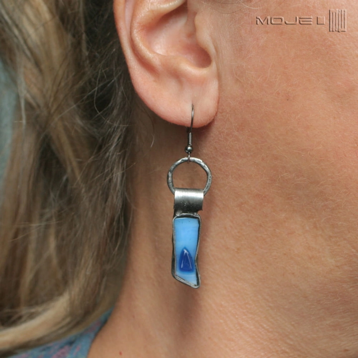 szklaki-w-blekitach-wiszace-kolczyki-ze-szkla-i-miedzi-fusing