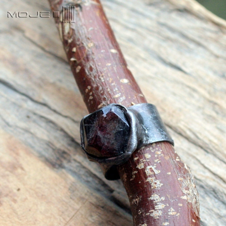 graniasty-granat-miedziany-pierscionek-z-granatem-surowy-rustykalny-kamien-lekko-gladzony