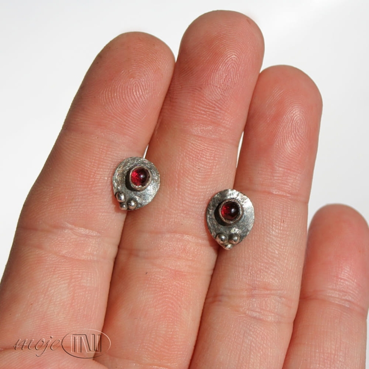 granaciki-w-srebrze-male-kolczyki-sztyfty-do-uszu-srebro-z-granatami