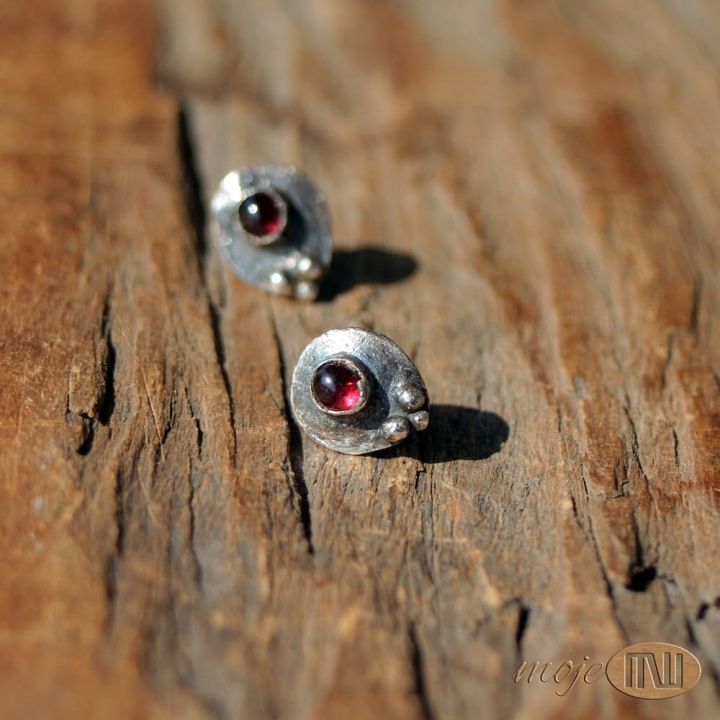 granaciki-w-srebrze-male-kolczyki-sztyfty-do-uszu-srebro-z-granatami