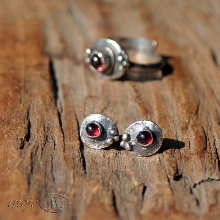 granaciki-w-srebrze-male-kolczyki-sztyfty-do-uszu-srebro-z-granatami