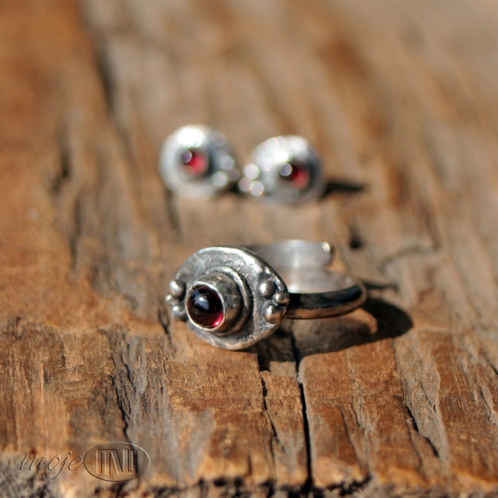 granaciki-w-srebrze-male-kolczyki-sztyfty-do-uszu-srebro-z-granatami