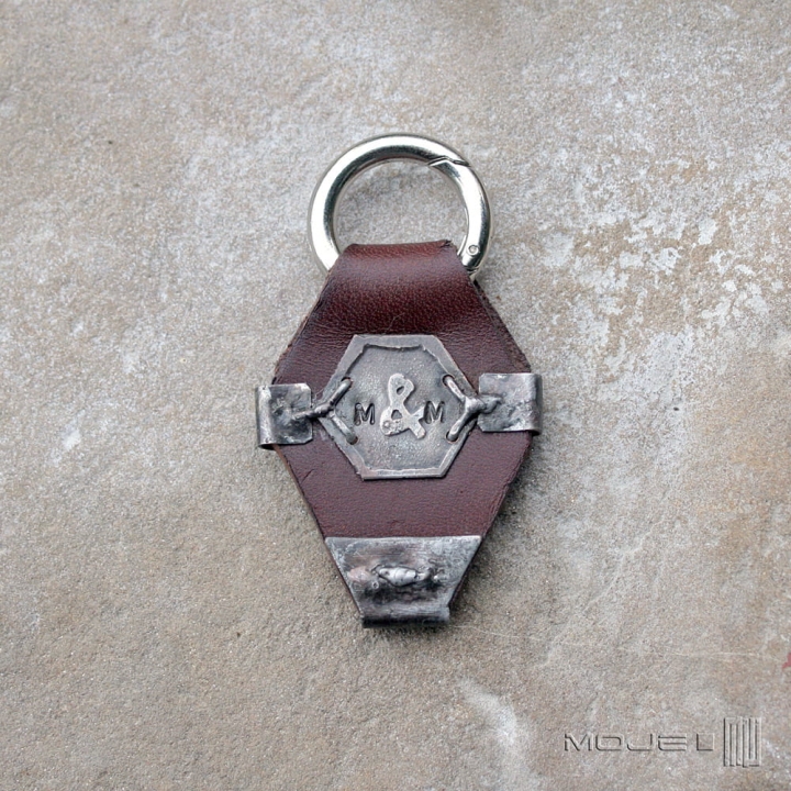 brelok-z-runa-inicjaly-do-kluczy-runa-znak-runiczny-skorzany-gadzet-zawieszka