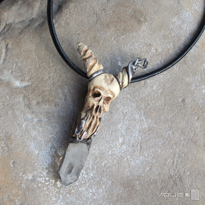Kusy-z-krysztalem-wisior-z-rogu-i-krysztalu-gorskiego-czaszka-demon-poganski-gotycki-diabel-rustykalny