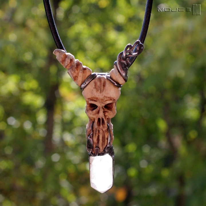 Kusy-z-krysztalem-wisior-z-rogu-i-krysztalu-gorskiego-czaszka-demon-poganski-gotycki-diabel-rustykalny