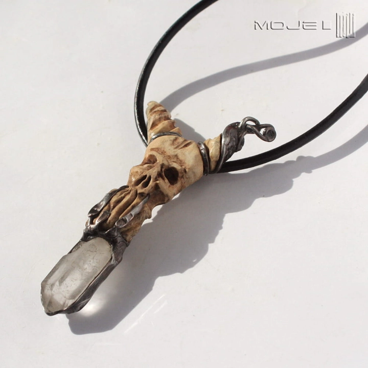 Kusy-z-krysztalem-wisior-z-rogu-i-krysztalu-gorskiego-czaszka-demon-poganski-gotycki-diabel-rustykalny