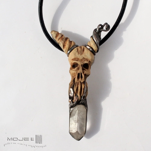 Kusy-z-krysztalem-wisior-z-rogu-i-krysztalu-gorskiego-czaszka-demon-poganski-gotycki-diabel-rustykalny