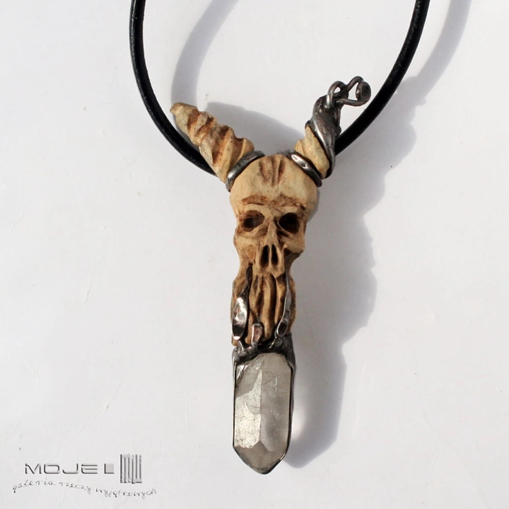 Kusy-z-krysztalem-wisior-z-rogu-i-krysztalu-gorskiego-czaszka-demon-poganski-gotycki-diabel-rustykalny