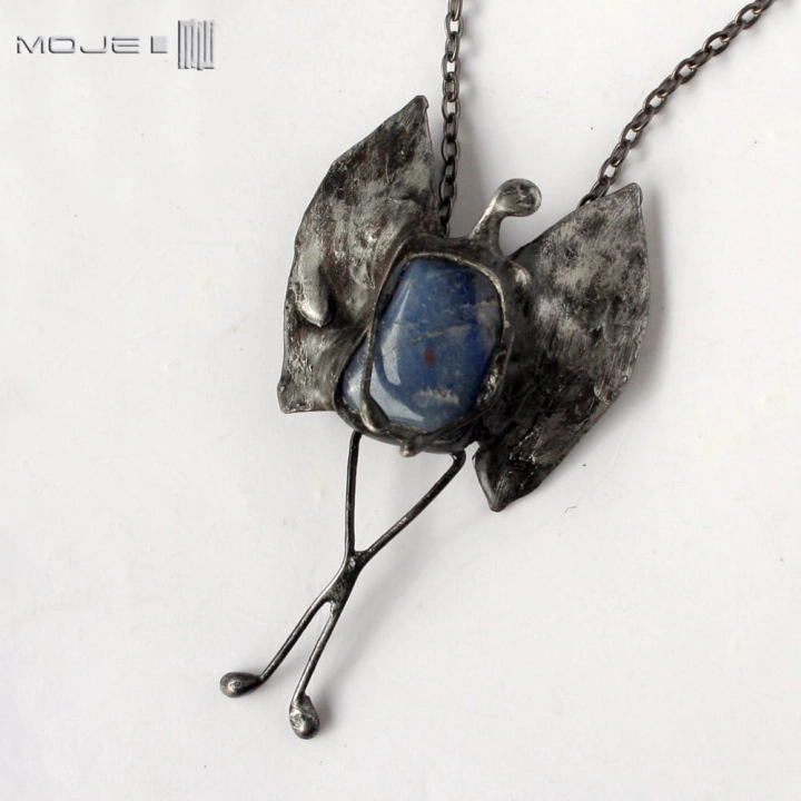 kamykowy-aniol-kwarc-niebieski-wisior-z-kamieniem-miedziane-skrzydla