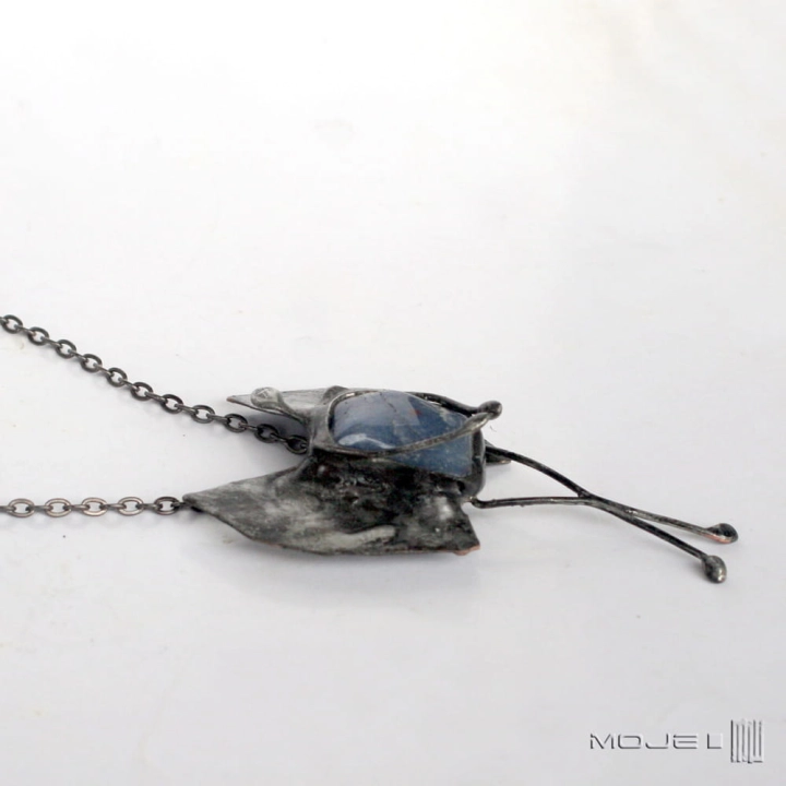 kamykowy-aniol-kwarc-niebieski-wisior-z-kamieniem-miedziane-skrzydla