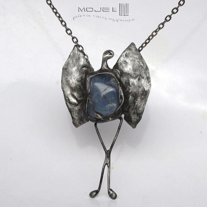 kamykowy-aniol-kwarc-niebieski-wisior-z-kamieniem-miedziane-skrzydla