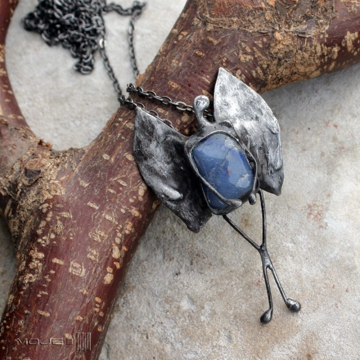 kamykowy-aniol-kwarc-niebieski-wisior-z-kamieniem-miedziane-skrzydla