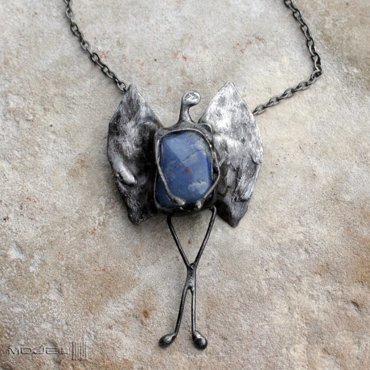 kamykowy-aniol-kwarc-niebieski-wisior-z-kamieniem-miedziane-skrzydla