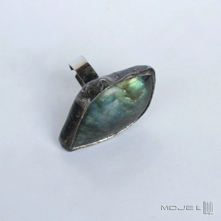 labradorytowa-lza-pierscionek-z-labradorytem-miediany-prosta-oprawa-kamien-naturalny