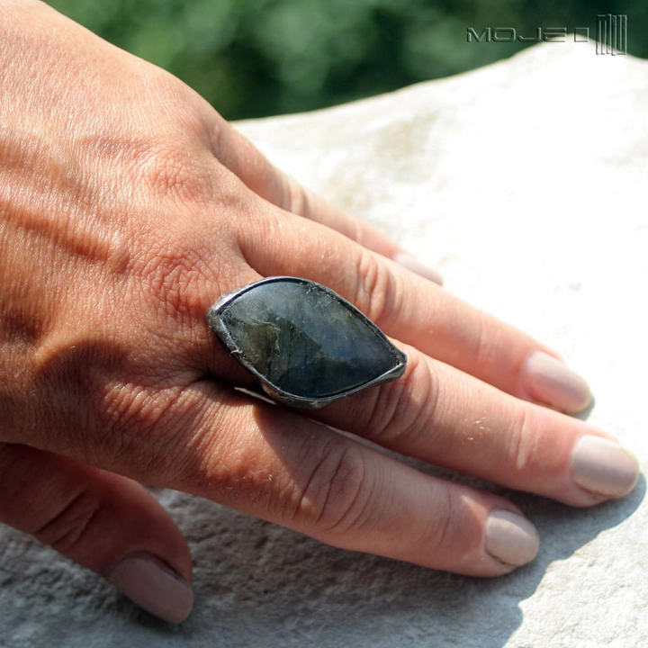 labradorytowa-lza-pierscionek-z-labradorytem-miediany-prosta-oprawa-kamien-naturalny