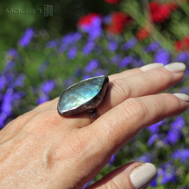 labradorytowa-lza-pierscionek-z-labradorytem-miediany-prosta-oprawa-kamien-naturalny