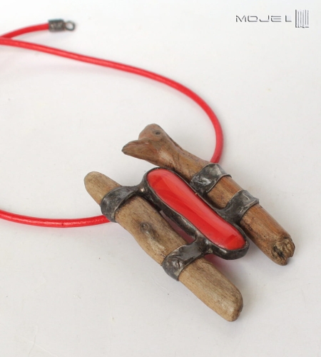 Drewniane-okowy-wisior-drewniany-szkło-i-drewno-fusing-rzemien-skorzany