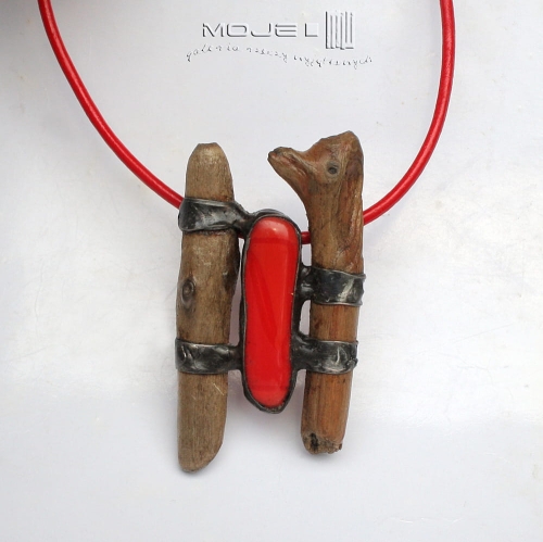 Drewniane-okowy-wisior-drewniany-szkło-i-drewno-fusing-rzemien-skorzany