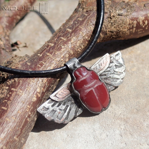 skarabeusz-burgundowy-szklany-zuk-stylizowany-miedziane-skrzydla-egipski-amulet-wisior-zawieszka