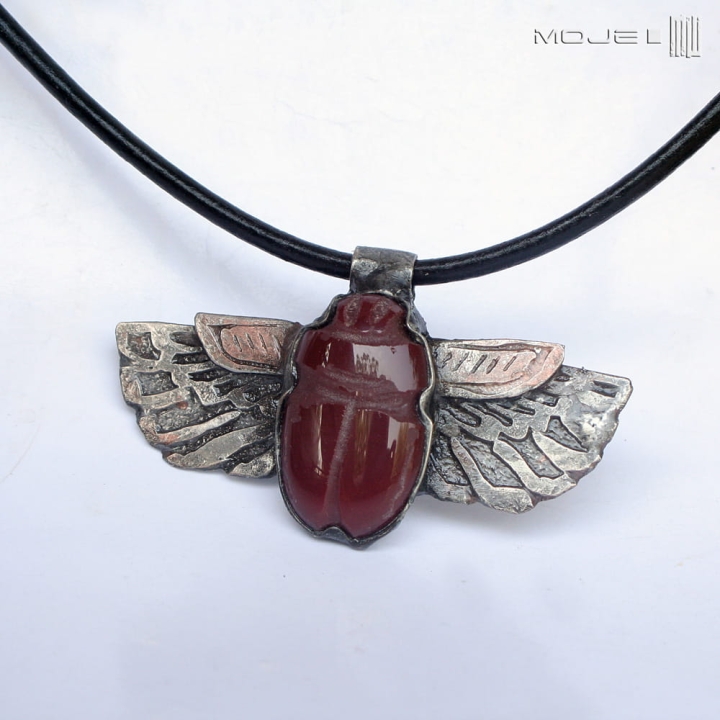 skarabeusz-burgundowy-szklany-zuk-stylizowany-miedziane-skrzydla-egipski-amulet-wisior-zawieszka