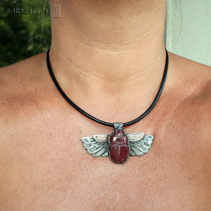 skarabeusz-burgundowy-szklany-zuk-stylizowany-miedziane-skrzydla-egipski-amulet-wisior-zawieszka