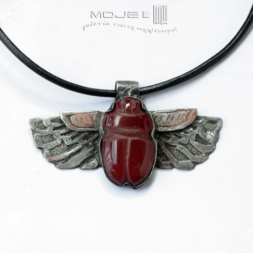 skarabeusz-burgundowy-szklany-zuk-stylizowany-miedziane-skrzydla-egipski-amulet-wisior-zawieszka