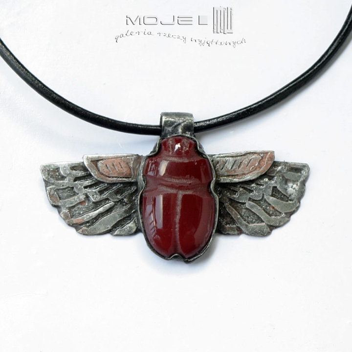 skarabeusz-burgundowy-szklany-zuk-stylizowany-miedziane-skrzydla-egipski-amulet-wisior-zawieszka