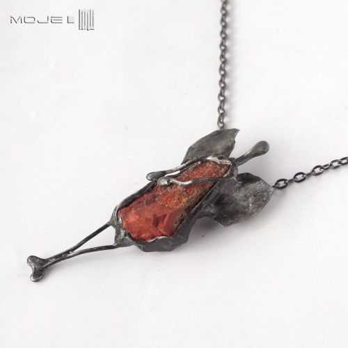 kamykowy-aniol-z-czerwonym-jaspisem-wisior-z-surowym-kamieniem-aniolek-na-szyje