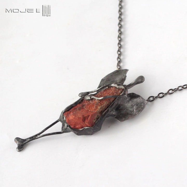 kamykowy-aniol-z-czerwonym-jaspisem-wisior-z-surowym-kamieniem-aniolek-na-szyje