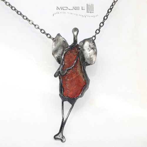 kamykowy-aniol-z-czerwonym-jaspisem-wisior-z-surowym-kamieniem-aniolek-na-szyje