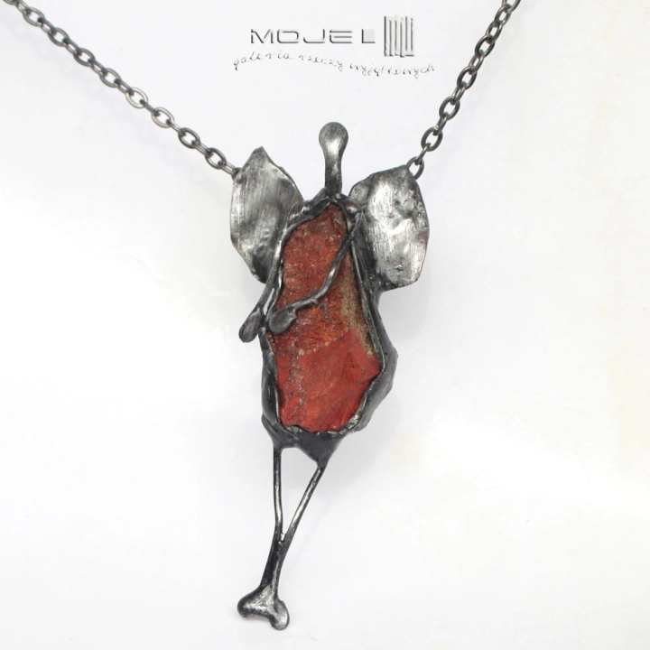 kamykowy-aniol-z-czerwonym-jaspisem-wisior-z-surowym-kamieniem-aniolek-na-szyje