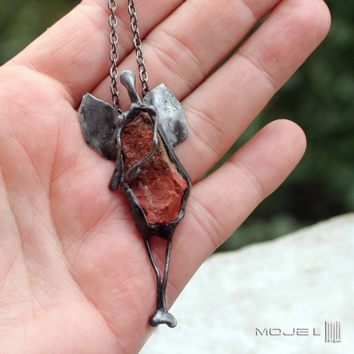 kamykowy-aniol-z-czerwonym-jaspisem-wisior-z-surowym-kamieniem-aniolek-na-szyje