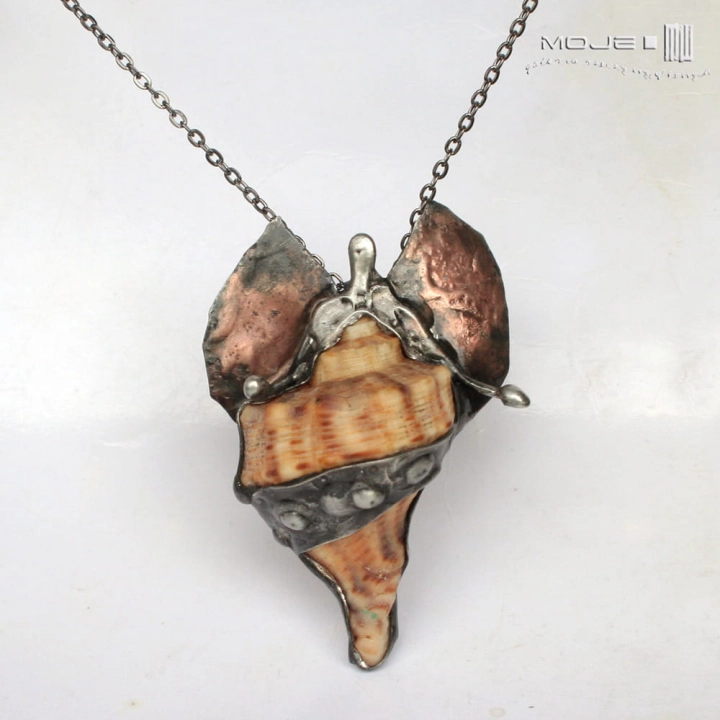 aniol-muszlowy-wisior-muszla-morska-miedz-stylizowany-rustykalny