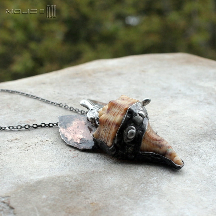 aniol-muszlowy-wisior-muszla-morska-miedz-stylizowany-rustykalny