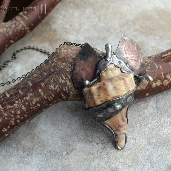 aniol-muszlowy-wisior-muszla-morska-miedz-stylizowany-rustykalny