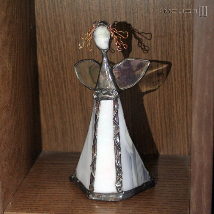 Bialy-aniol-szklany-stojacy-figurka-dekor