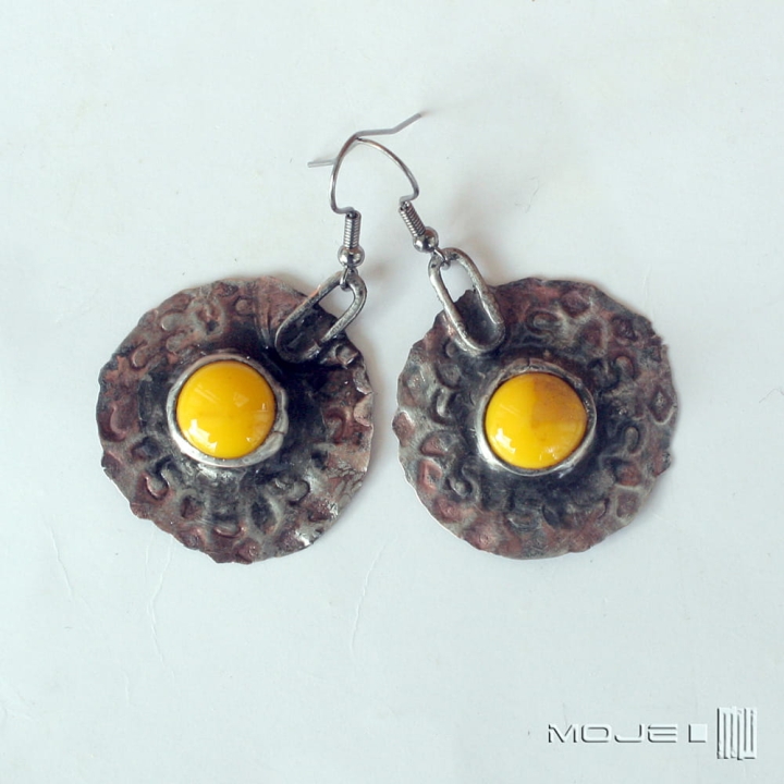 szklanooko-na-zolto-kolczyki-okragle-wiszace-miedziane-szklane-oczko-rustykalne