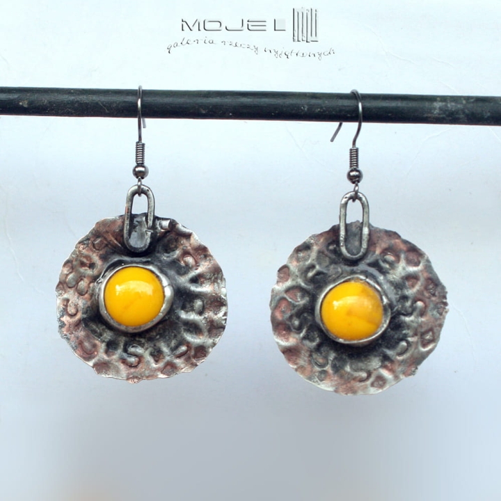 szklanooko-na-zolto-kolczyki-okragle-wiszace-miedziane-szklane-oczko-rustykalne