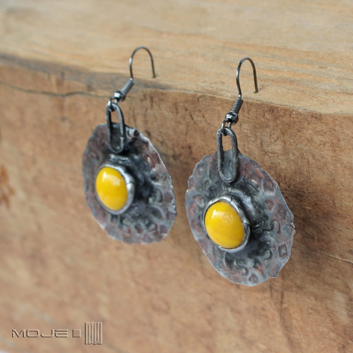 szklanooko-na-zolto-kolczyki-okragle-wiszace-miedziane-szklane-oczko-rustykalne