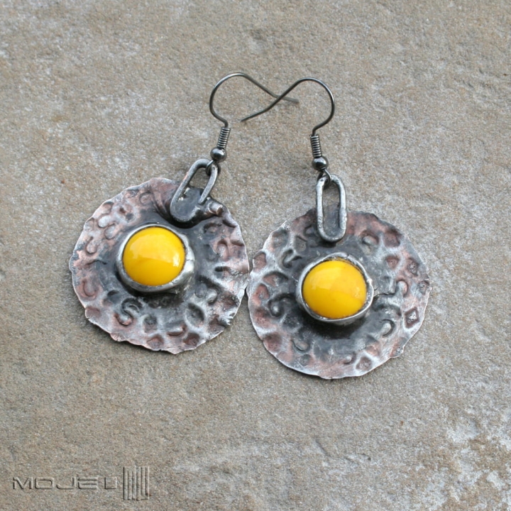 szklanooko-na-zolto-kolczyki-okragle-wiszace-miedziane-szklane-oczko-rustykalne